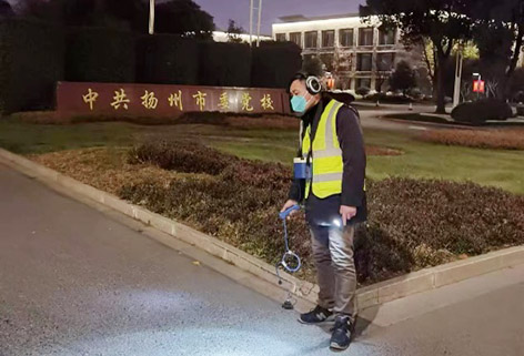 2-5长江  工作人员正在进行测漏.jpg