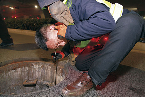 1-郑州  夜间管网漏水现场排查.jpg