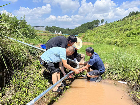 1-重庆两江2  烈日下抢修供水管道.jpg