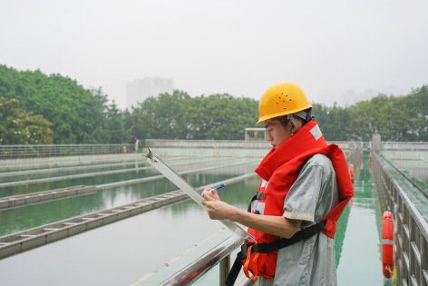 1-重庆  图为巡视水池，记录沉水浊度.png